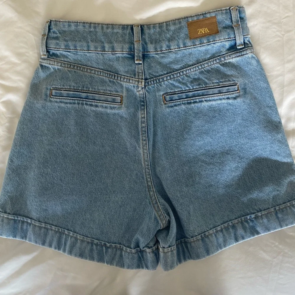 Zara Denim High-Waisted Women Shorts. Size 4. NEVER WORN. - Picture 3 of 4